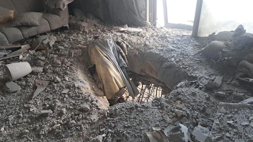 נזק בבניין בטירת הכרמל. כלכליסט עושה סדר בזכויות שלכם אם הרכוש שלכם נפגע (צילום: כבאות והצלה) נפילה רסיס טירת הכרמל חיפה איראן תקיפה צה"ל מבצע שאגת הארי