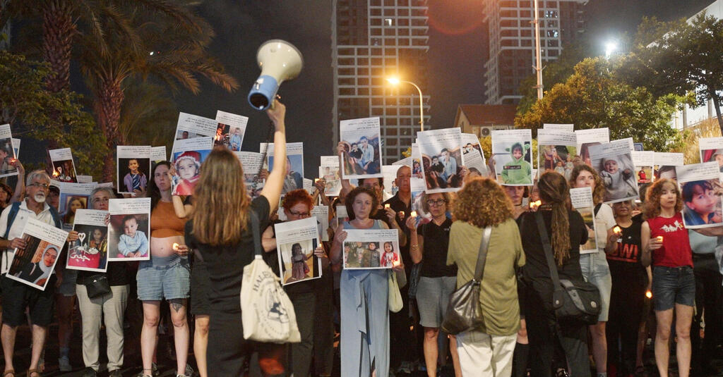 “היו ואינם". נטמע בהפגנות שהוא מתעד מתוך הסרט Children no More Were and are Gone פנאי