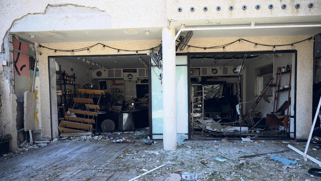 מסעדה שנהרסה מפגיעת טיל בתל אביב (צילום: Alexi J. Rosenfeld/Getty Images) מסעדה שנהרסה מפגיעת טיל ב תל אביב