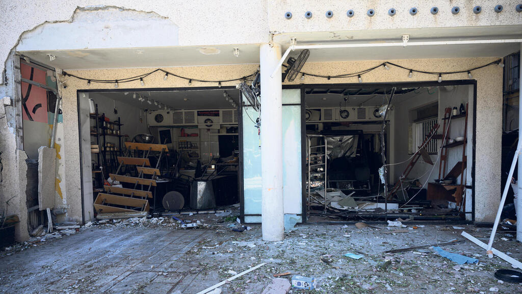מסעדה שנהרסה מפגיעת טיל בתל אביב. בשלב זה הלחימה בעיצומה ובאוצר לא רוצים להתחייב (צילום: Alexi J. Rosenfeld/Getty Images) מסעדה שנהרסה מפגיעת טיל ב תל אביב