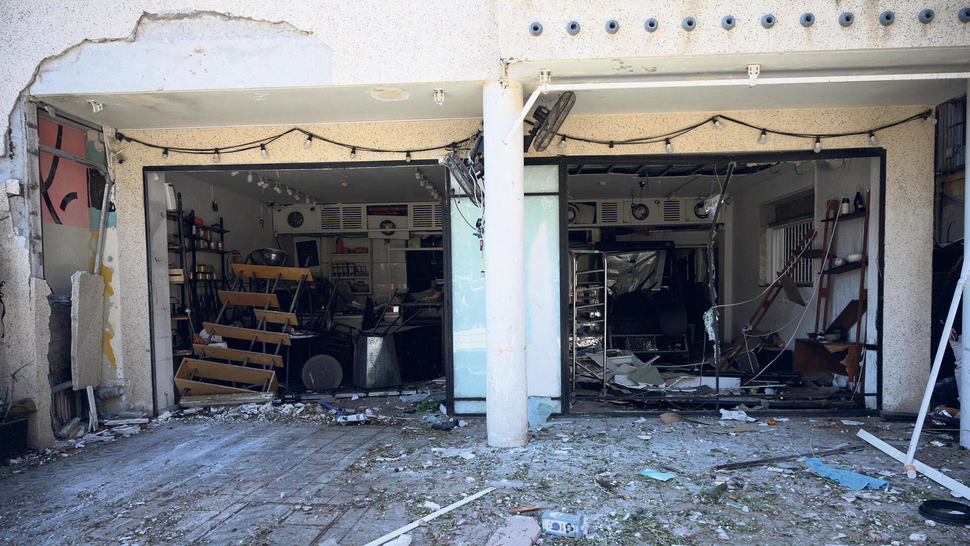 מסעדה שנהרסה מפגיעת טיל ב תל אביב