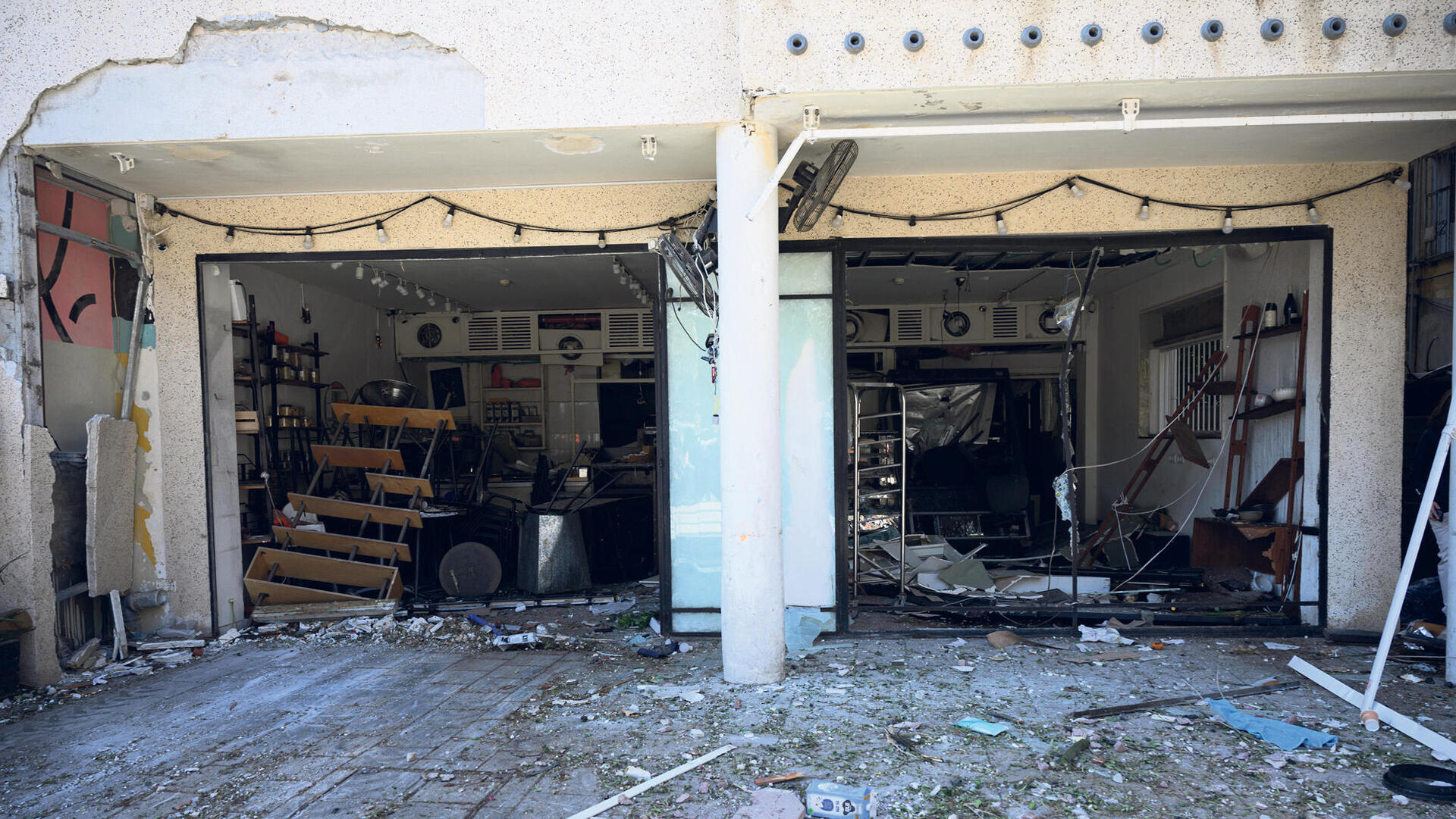 מסעדה שנהרסה מפגיעת טיל ב תל אביב