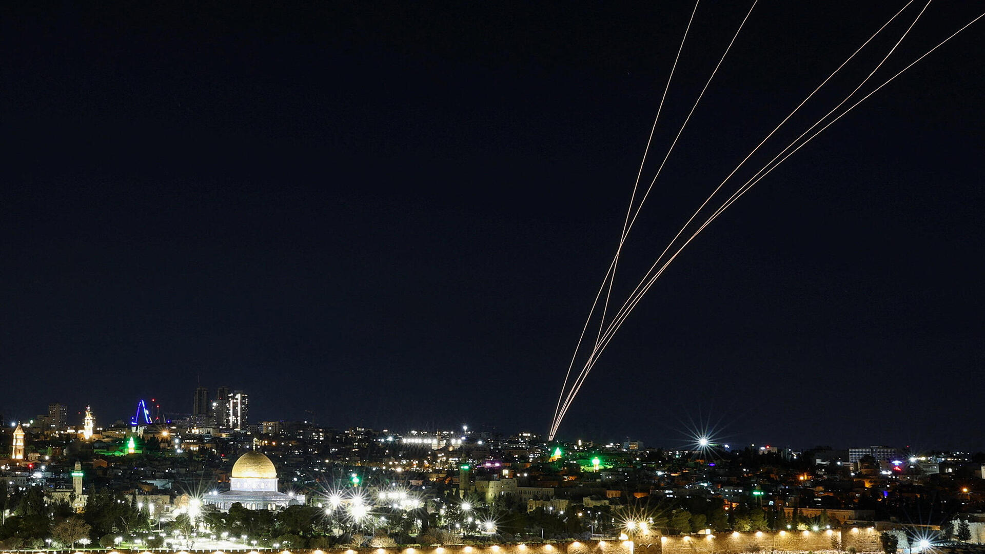 מערכות הגנה אווירית מנסות ליירט טיל טילים מ איראן בגזרת הר הבית ירושלים 