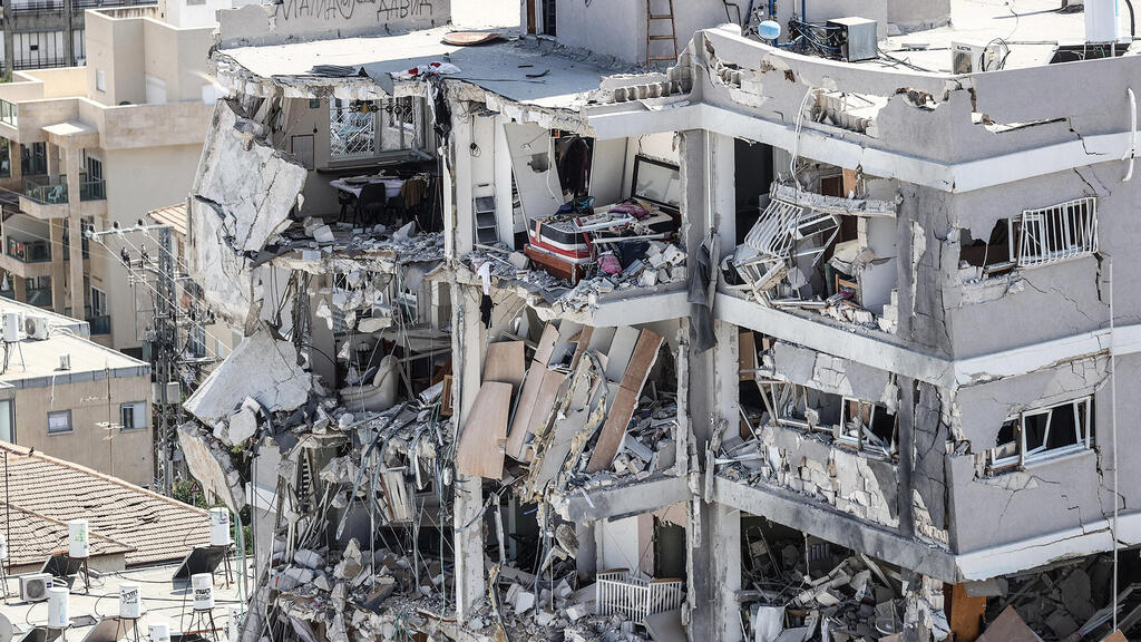 זירת נפילה של טיל מאיראן ב בת ים במהלך מלחמת 12 הימי ביוני 2025