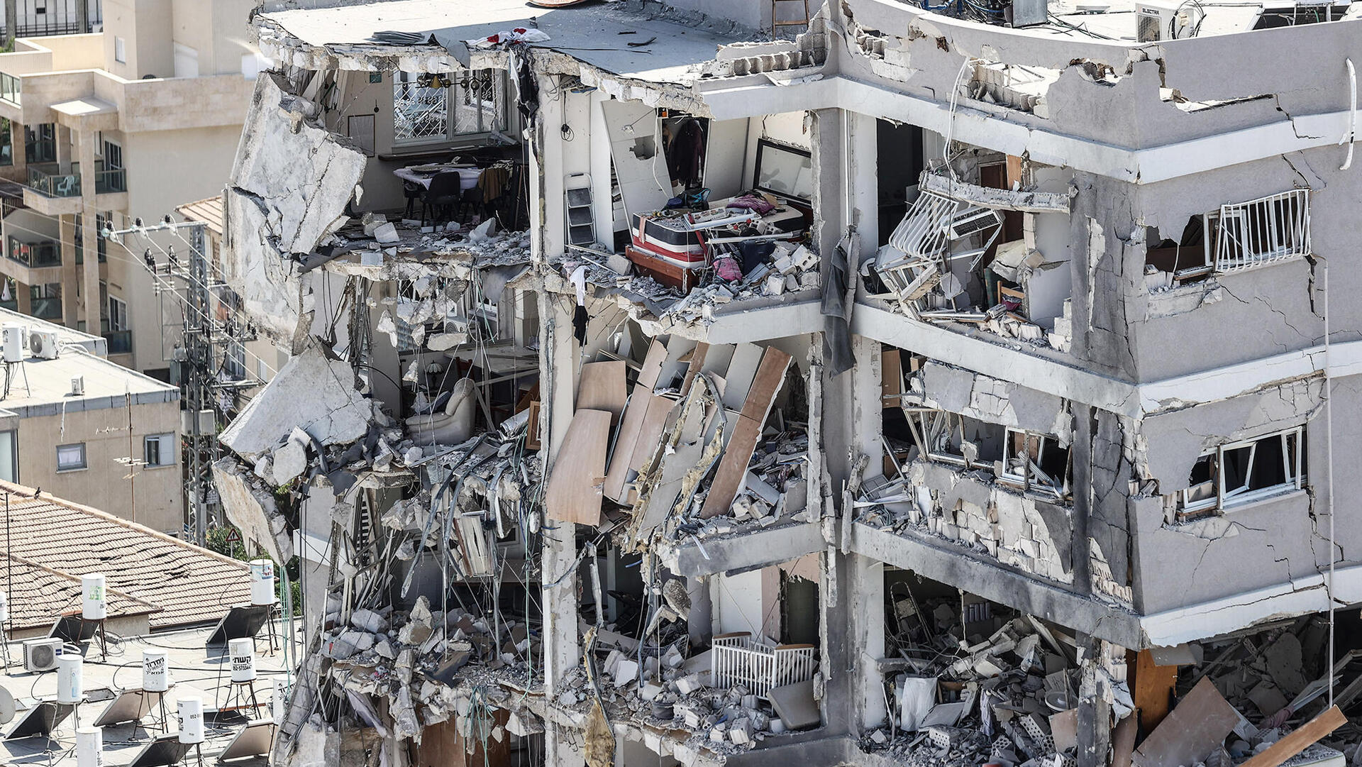 זירת נפילה של טיל מאיראן ב בת ים במהלך מלחמת 12 הימי ביוני 2025