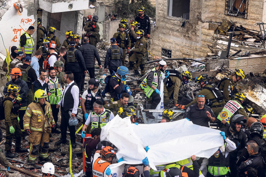 פינוי הריסות בבית שמש אחרי פגיעה ישירה של טיל מאיראן (צילום: REUTERS/Ammar Awad) פינוי הריסות ב בית שמש אחרי פגיעה ישירה של טיל מ איראן