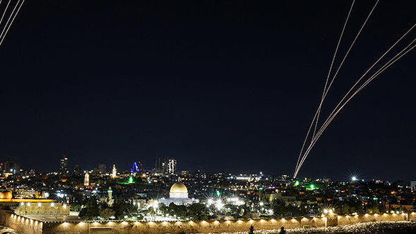 מערכות הגנה אווירית מנסות ליירט טיל טילים מ איראן בגזרת הר הבית ירושלים 