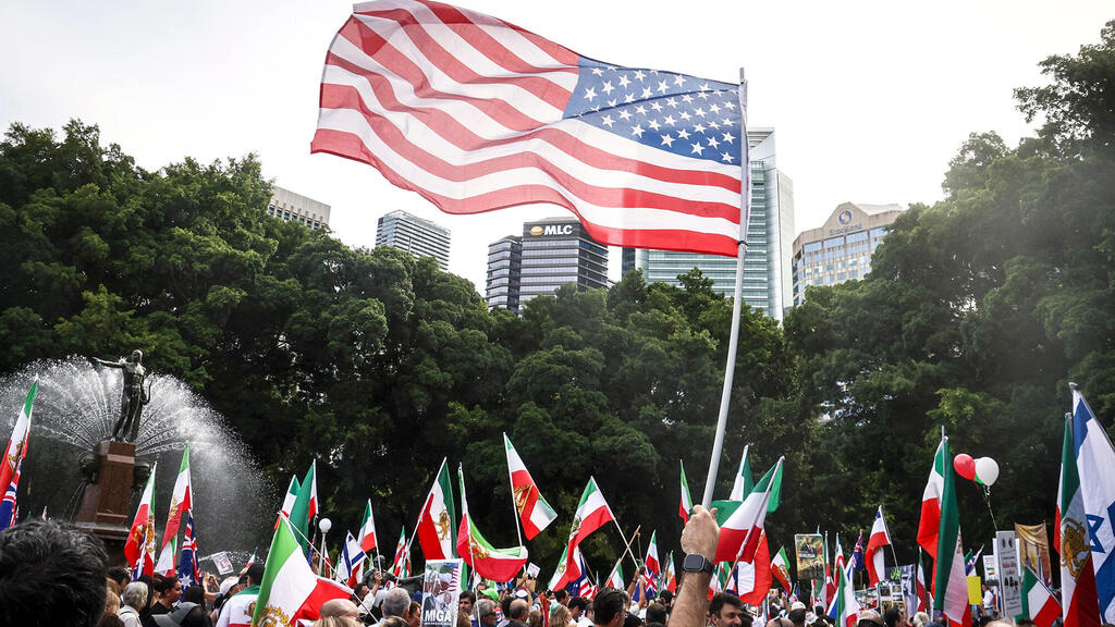 עצרת תמיכה של הקהילה האיראנית בסידני, אוסטרליה, בממשל האמריקאי, אתמול. חמינאי היה סמל של הציר השיעי ההולך ומתפורר (צילום: DAVID GRAY / AFP) עצרת תמיכה של הקהילה האיראנית בסידני אוסטרליה