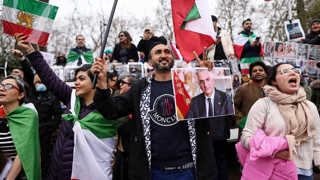 עצרת תמיכה ברזא פהלווי, בנו של השאה האחרון של איראן, אתמול בלונדון. חשש ממאבקי ירושה שלטוניים (צילום: REUTERS/Jack Taylor) עצרת תמיכה ברזא פהלווי בנו של השאה האחרון של איראן בלונדון 1.3.26