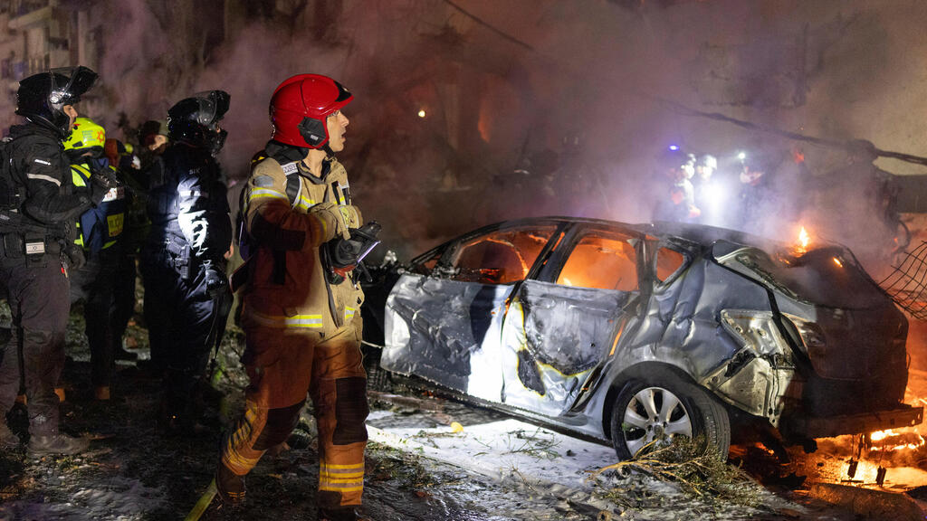 רכב שנפגע מטיל איראני בתל אביב בשאגת הארי (צילום: Kobi Wolf/Bloomberg) רכב שנפגע מ טיל איראני ב תל אביב שאגת הארי מלחמה עם איראן 28.2.26