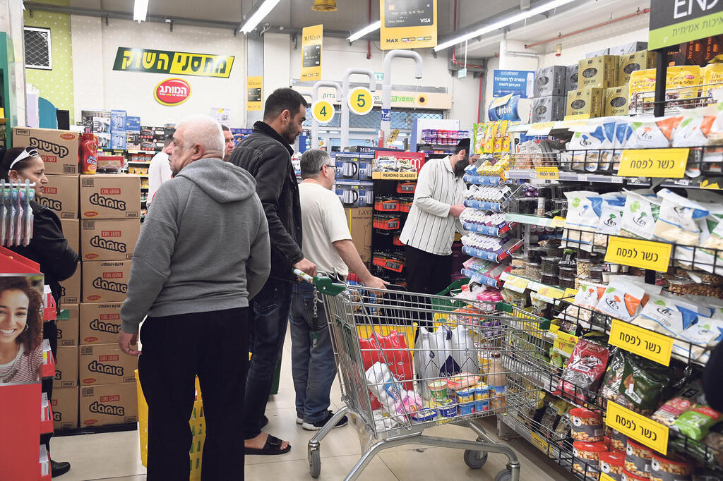 קניות בסופר. החוקרות: השתייכות למעמד הבינוני בישראל אינה מעידה בהכרח על ביטחון כלכלי". למצולמים אין קשר לנאמר בכתבה (צילום: הרצל יוסף) קניות סופרמרקט סופר מחסני השוק ב באר שבע