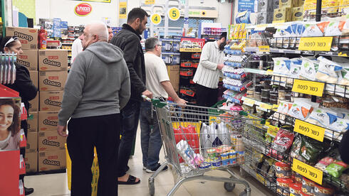 קניות תחת אש: הישראלים הסתערו על החנויות בערב החג, זינוק של 11% בהוצאות האשראי