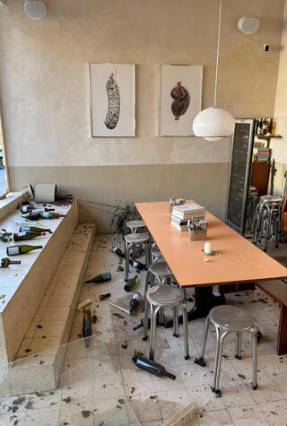 בר היין פלור ניזוק מפגיעת טיל איראני פנאי