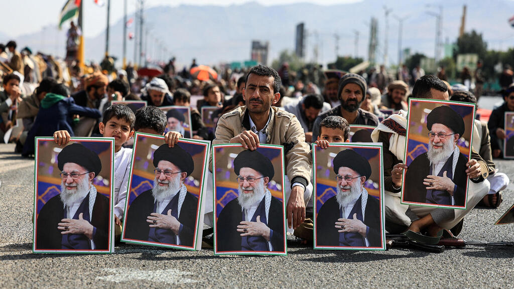 ביטויי אבל על חיסולו של המנהיג העליון עלי חמינאי בתימן (REUTERS/Khaled Abdullah) ביטויי אבל על חיסולו של המנהיג העליון עלי חמינאי בתימן