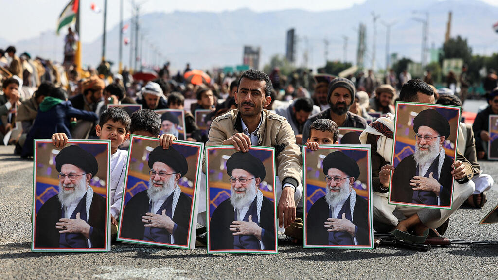 ביטויי אבל על חיסולו של המנהיג העליון חמינאי, בתימן (REUTERS/Khaled Abdullah) ביטויי אבל על חיסולו של המנהיג העליון עלי חמינאי בתימן