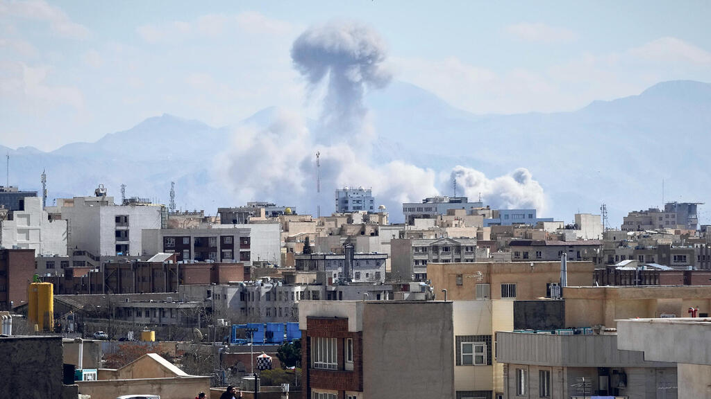 הפצצות על איראן (צילום: Vahid Salemi/AP) הפצצות על איראן 1.3.26 מבצע שאגת הארי