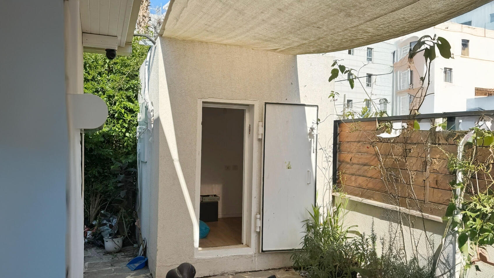 מיגונית שהוצבה בחצר בית פרטי ב תל אביב ללא היתר