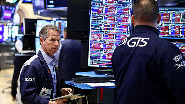 צפי לירידות קלות בוול סטריט, בהמתנה לפד; הנפט חוזר לעליות וקופץ ב-3%