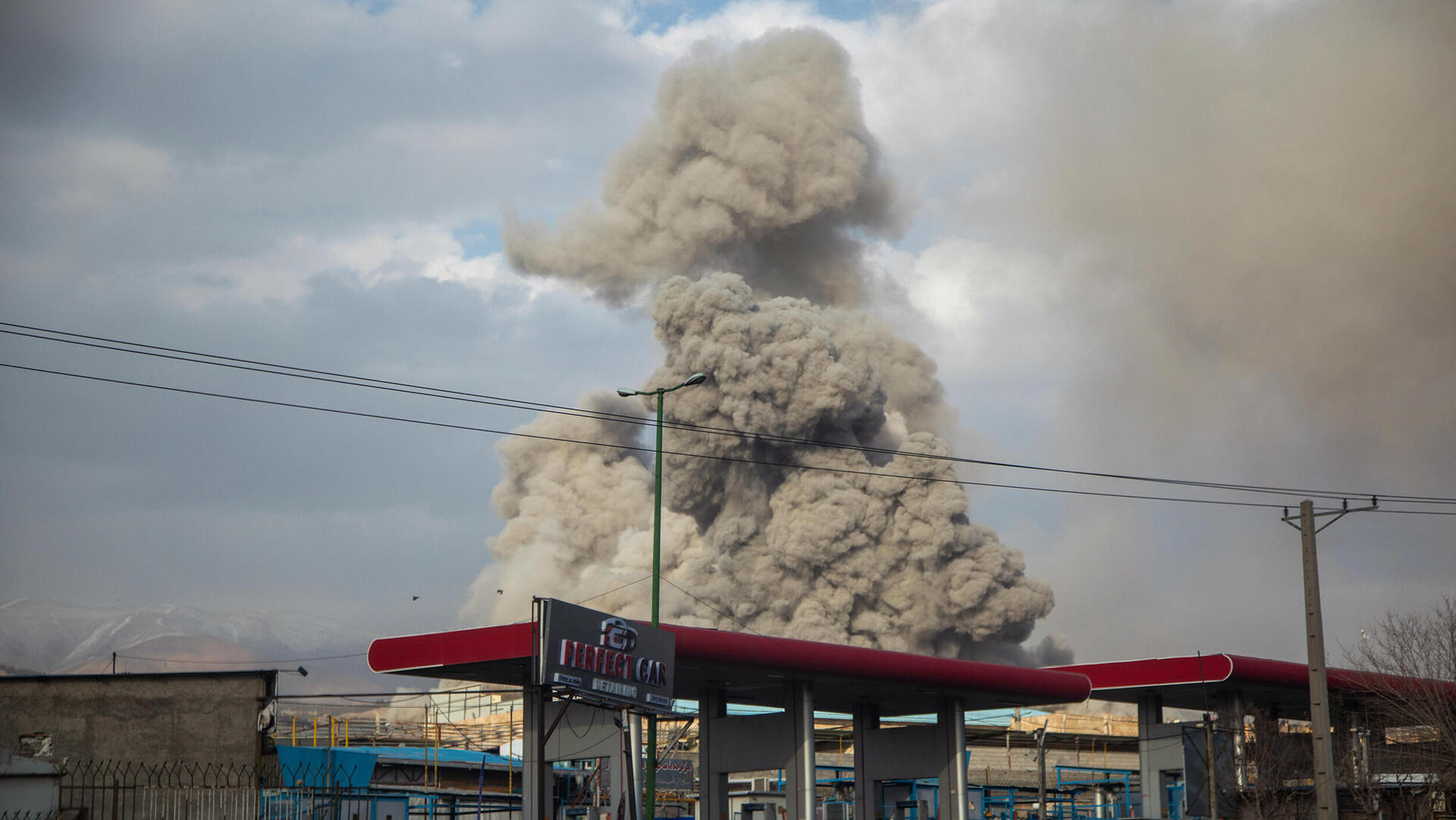מלחמה איראן ארצות הברית התקפה ישראלית פטריית עשן תחנת דלק טהראן איראן