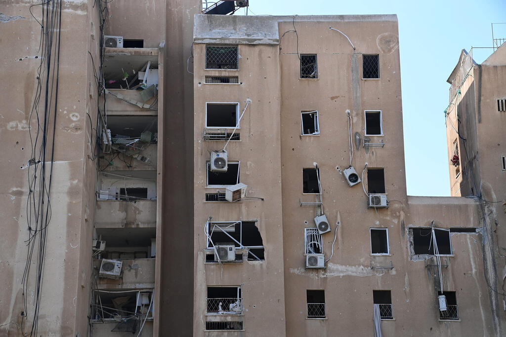 נזק מפגיעת טיל בבאר שבע (צילום: הרצל יוסף) מלחמה איראן ישראל ארה"ב פגיעה ישירה טיל בליסטי זירת הנפילה באר שבע