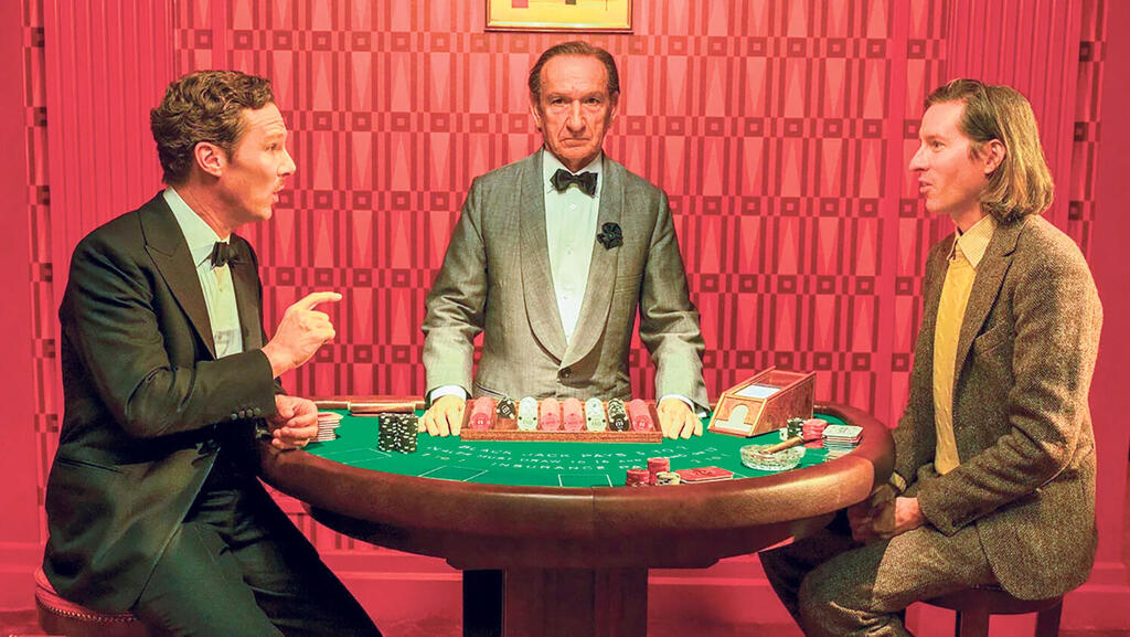 "הסיפור המופלא של הנרי שוגר". אנדרסון (מימין) עם בן קינגסלי ובנדיקט קמברבאץ' (צילום: Netflix) פנאי הסיפור המופלא של הנרי שוגר