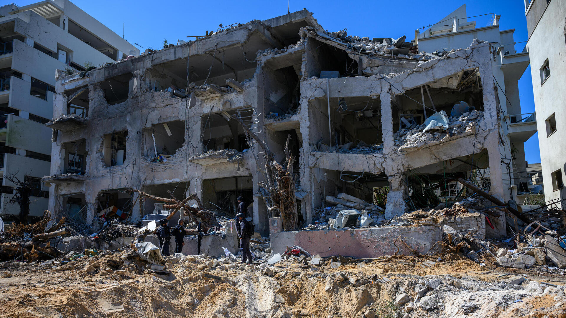 הבניין ש נפגע מ טיל איראני ב תל אביב 1.3.26 שאגת הארי מלחמה עם איראן