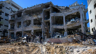 הבניין ש נפגע מ טיל איראני ב תל אביב 1.3.26 שאגת הארי מלחמה עם איראן