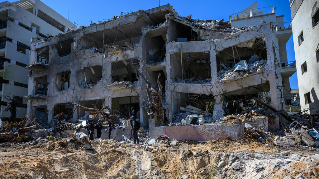 בניין שנפגע מטיל איראני בתל אביב (צילום: Alexi J. Rosenfeld/Getty Images) הבניין ש נפגע מ טיל איראני ב תל אביב 1.3.26 שאגת הארי מלחמה עם איראן