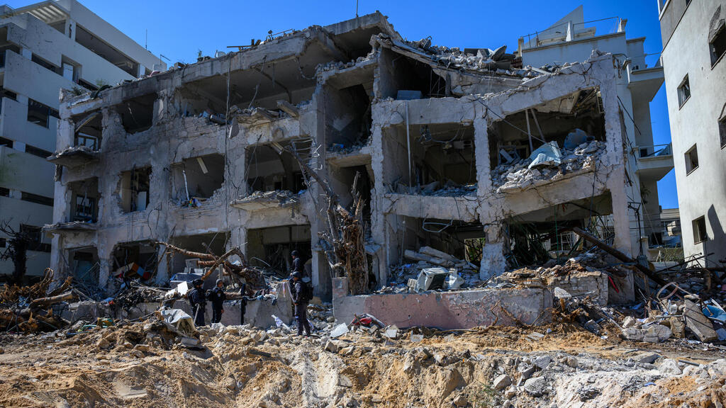 בניין שנפגע מטיל איראני בשאגת הארי (צילום: Alexi J. Rosenfeld/Getty Images) הבניין ש נפגע מ טיל איראני ב תל אביב 1.3.26 שאגת הארי מלחמה עם איראן