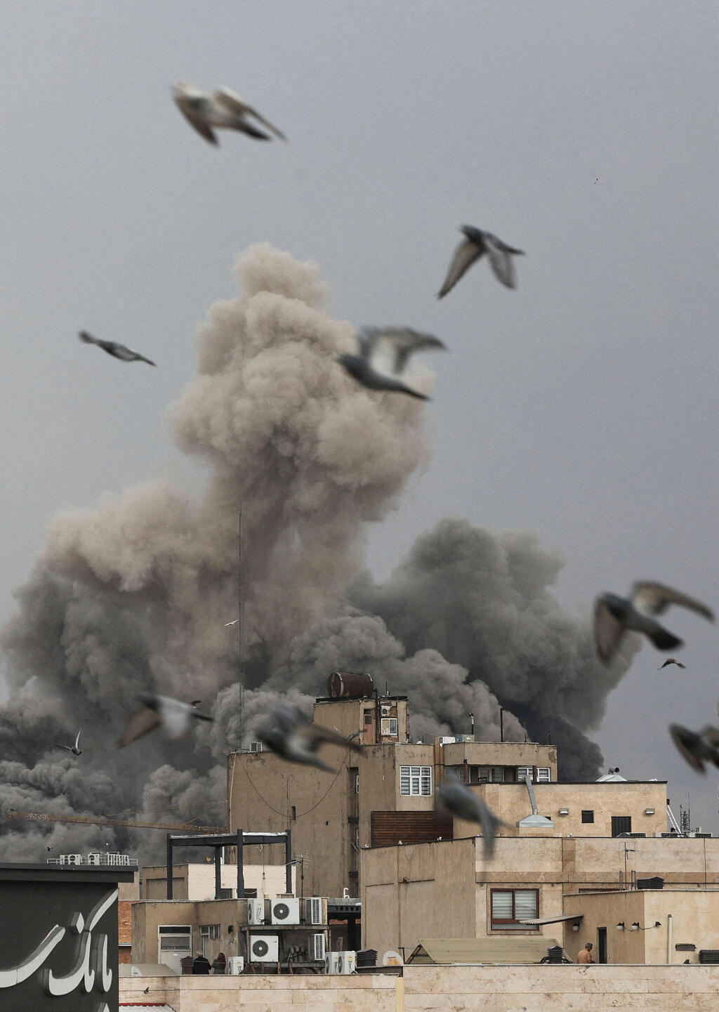 עשן מיתמר אחרי תקיפה בטהרן (צילום: Majid Asgaripour/WANA via REUTERS) עשן מיתמר אחרי תקיפה ב טהרן איראן 2.3.26 מלחמה עם איראן שאגת הארי