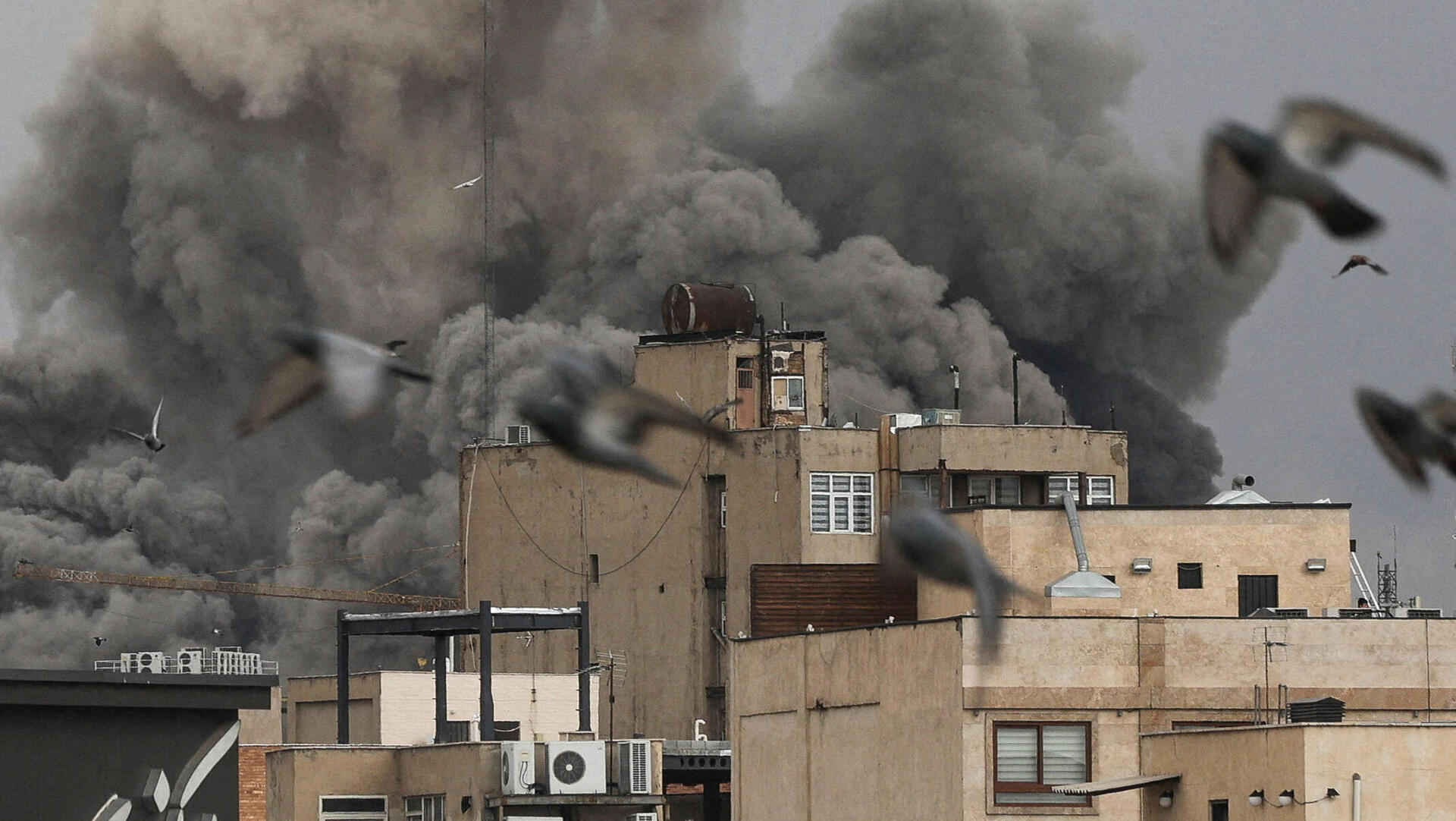 עשן מיתמר אחרי תקיפה ב טהרן איראן 2.3.26 מלחמה עם איראן שאגת הארי