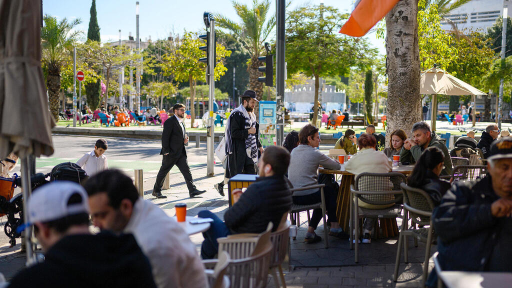 בית קפה בתל אביב (צילום: Alexi J. Rosenfeld/Getty Images) בית קפה ב תל אביב בזמן המלחמה 3.3.26