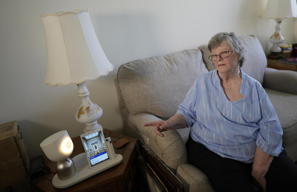 קשישה אמריקאית עם אליקיו שיוזמת איתם שיחות ופעילויות. כ־ 90% מבני האדם שנעזרים בה מדווחים על הקלה בתחושת הבדידות ועל שיפור במצבם הכללי