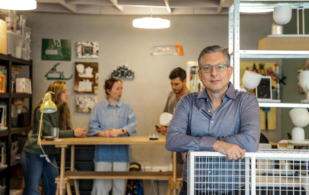 סקולר במשרדי Intuition Robotics ברמת גן, בשבוע שעבר. "בפיתוח תוכנה יש לנו אינסטינקט לפעול בתגובה לכל בעיה שעולה, אבל לפעמים הפעולה הנכונה היא פשוט להיות נוכח"