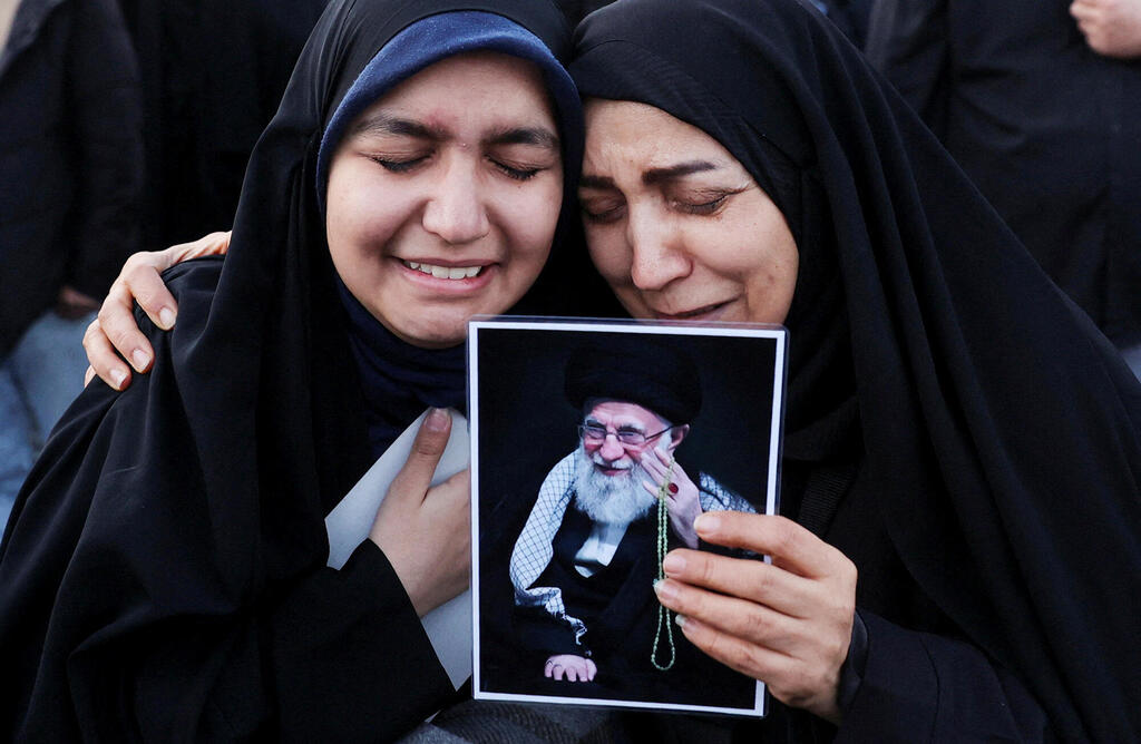 נשים ב טהרן איראן אבלות את מותו של עלי חמינאי