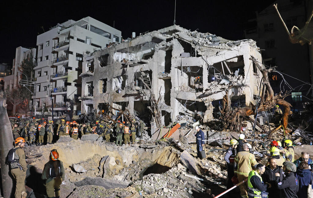 זירת פגיעה של טיל איראני בתל אביב, השבוע. "בקבוצות הטלגרם שלהם האיראנים אפילו לא מתאבלים על המנהיג העליון, הם חוגגים את ההרס שגרמו" (צילום: דנה קופל) זירת פגיעה של טיל איראני בתל אביב, השבוע. "בקבוצות הטלגרם שלהם האיראנים אפילו לא מתאבלים על המנהיג העליון, הם חוגגים את ההרס שגרמו"