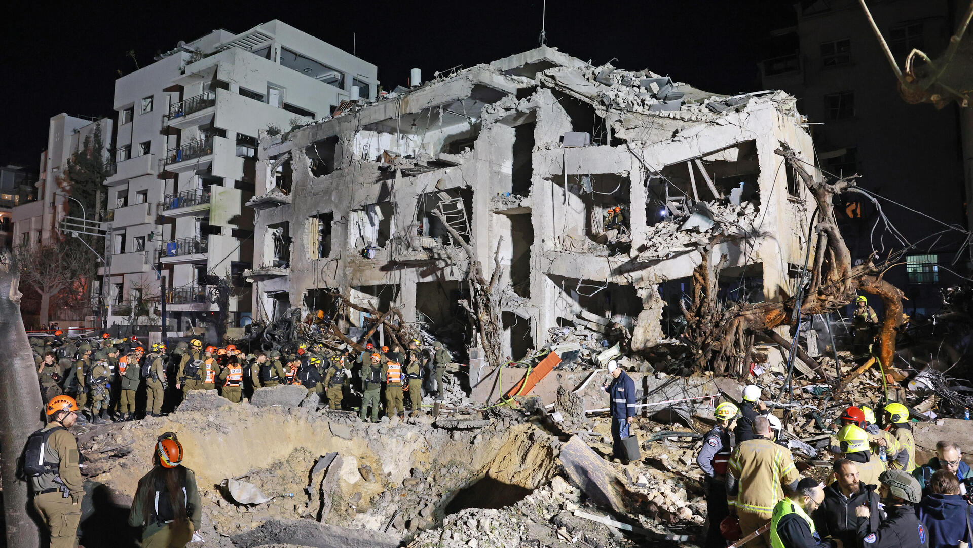 זירת פגיעה של טיל איראני בתל אביב, השבוע. "בקבוצות הטלגרם שלהם האיראנים אפילו לא מתאבלים על המנהיג העליון, הם חוגגים את ההרס שגרמו"