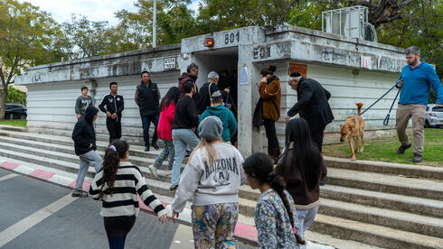 אמסטרדמסקי משרטט ביוגרפיה קולקטיבית של אזעקות | כלכליסט