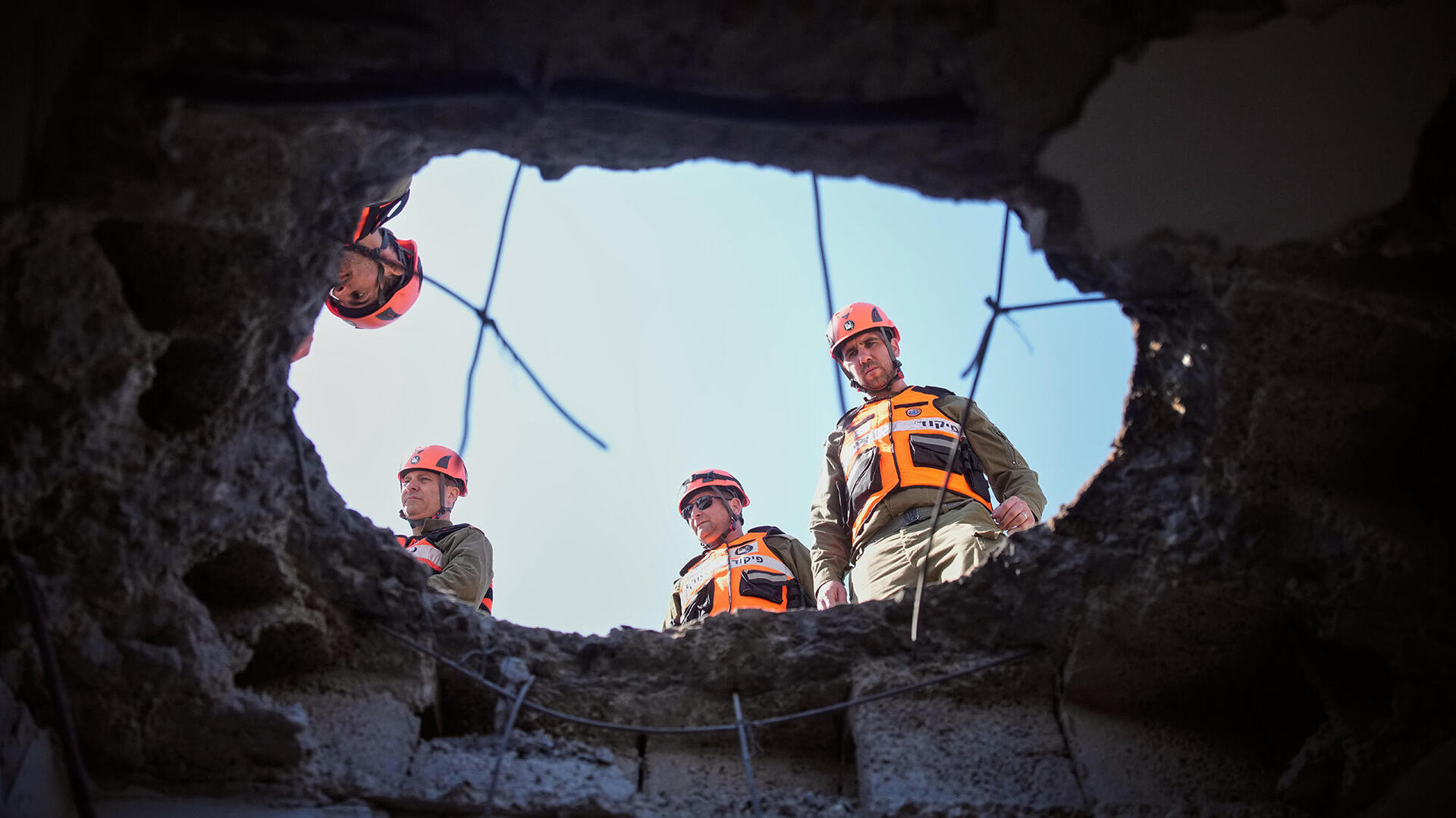 חור בגג ב פתח תקווה לאחר נפילת טיל מ איראן 
