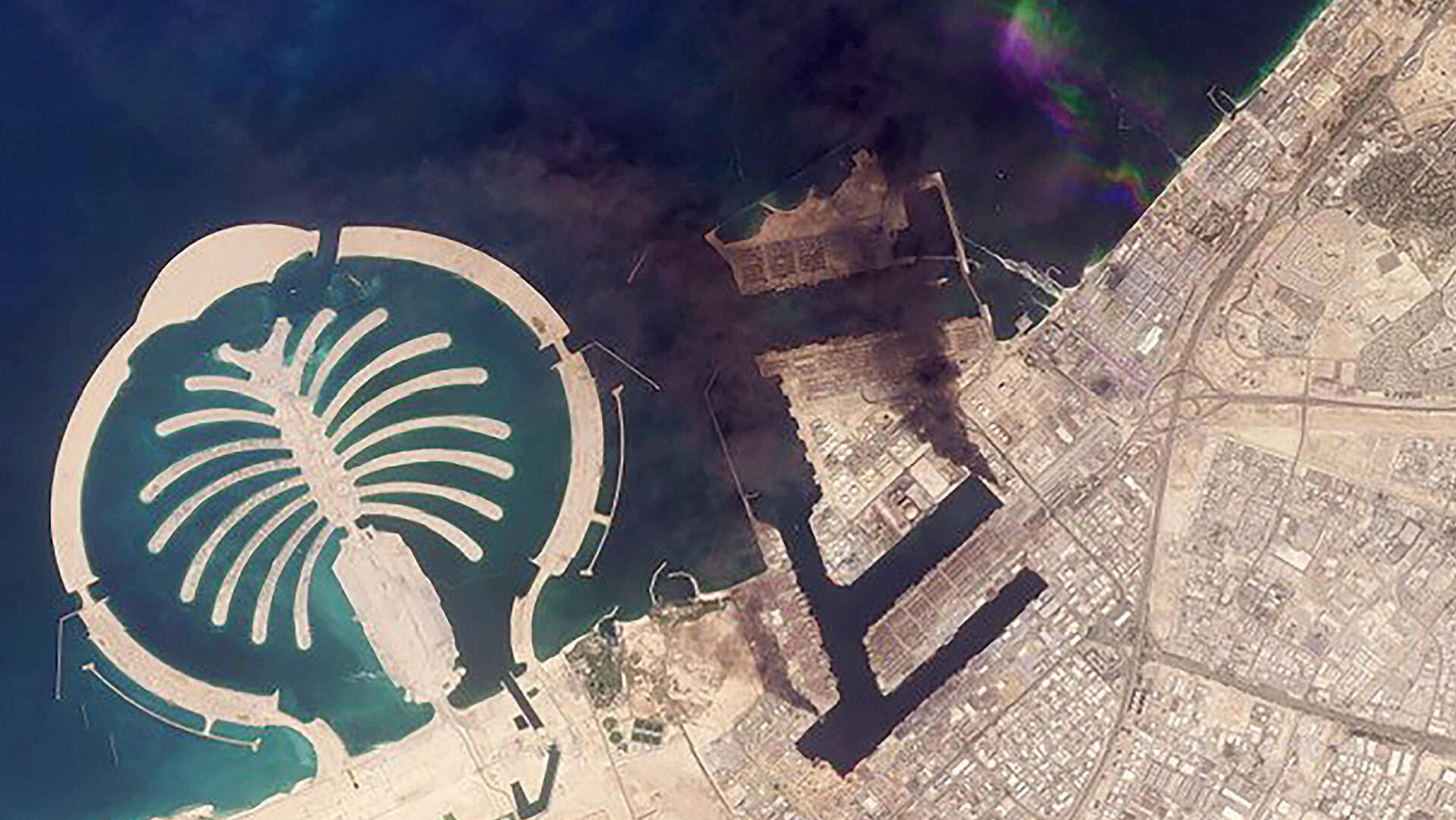 עשן מיתמר ב דובאי איחוד האמירויות אחרי תקיפה של איראן