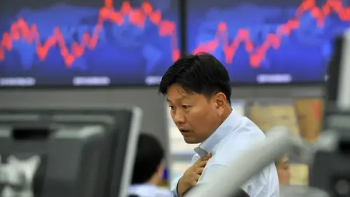 צילום: Jung Yeon-je | Afp | Getty הלחץ על סקטור השבבים: בורסת סיאול נופלת ב-6%, טוקיו מוחקת 2%