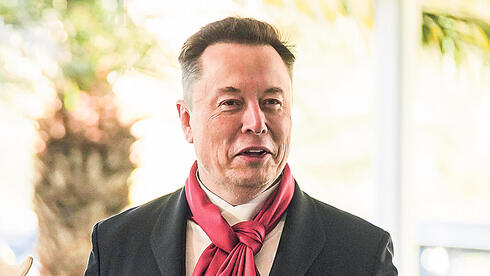 צילום: AP/ Mark Schiefelbein הדרך של מאסק להילחם בפייק ניוז ב־X עוברת בארנק