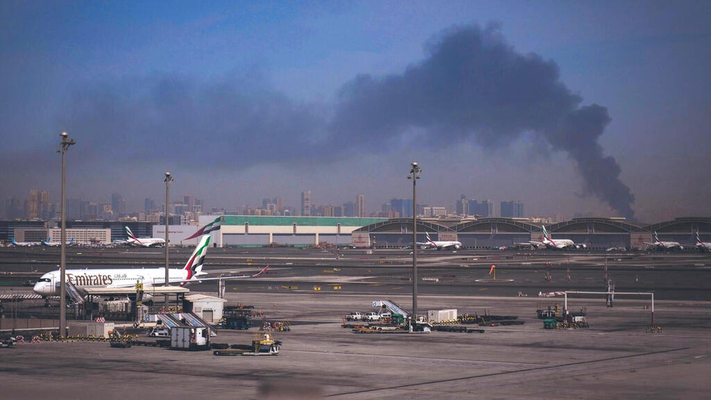 עמוד עשן שנגרם מתקיפה איראנית ליד שדה התעופה הבינלאומי של דובאי 1.3.26