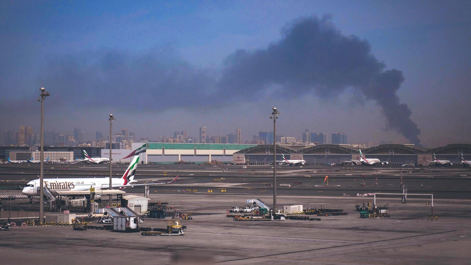 עמוד עשן שנגרם מתקיפה איראנית ליד שדה התעופה הבינלאומי של דובאי 1.3.26