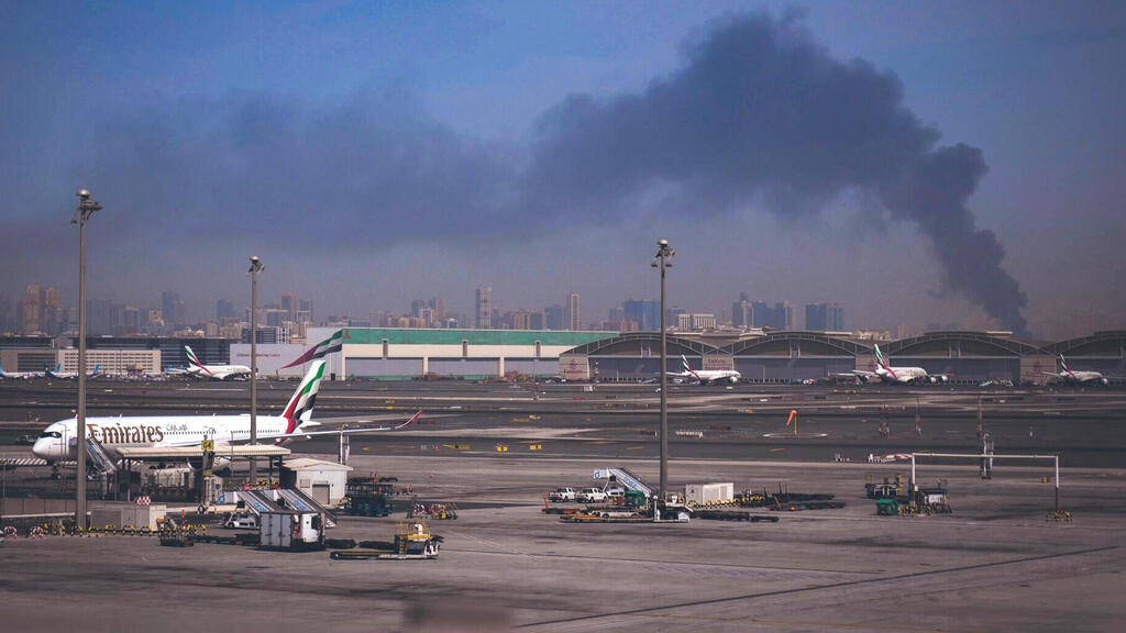 עמוד עשן שנגרם מתקיפה איראנית ליד שדה התעופה הבינלאומי של דובאי 1.3.26