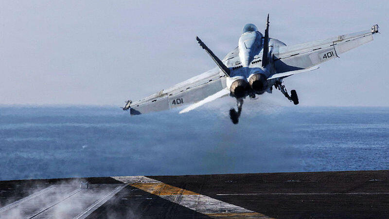 מטוס F/A-18E של ארה"ב ממריא מ נושאת המטוסים מסדרת נימיץ, USS אברהם לינקולן 28.2 מלחמה עם איראן