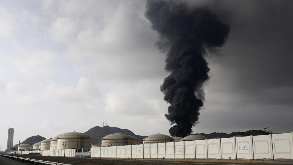 עשן מיתמר באזור תעשיית הנפט של פוג'יירה איחוד האמירויות הערביות תקיפה איראנית