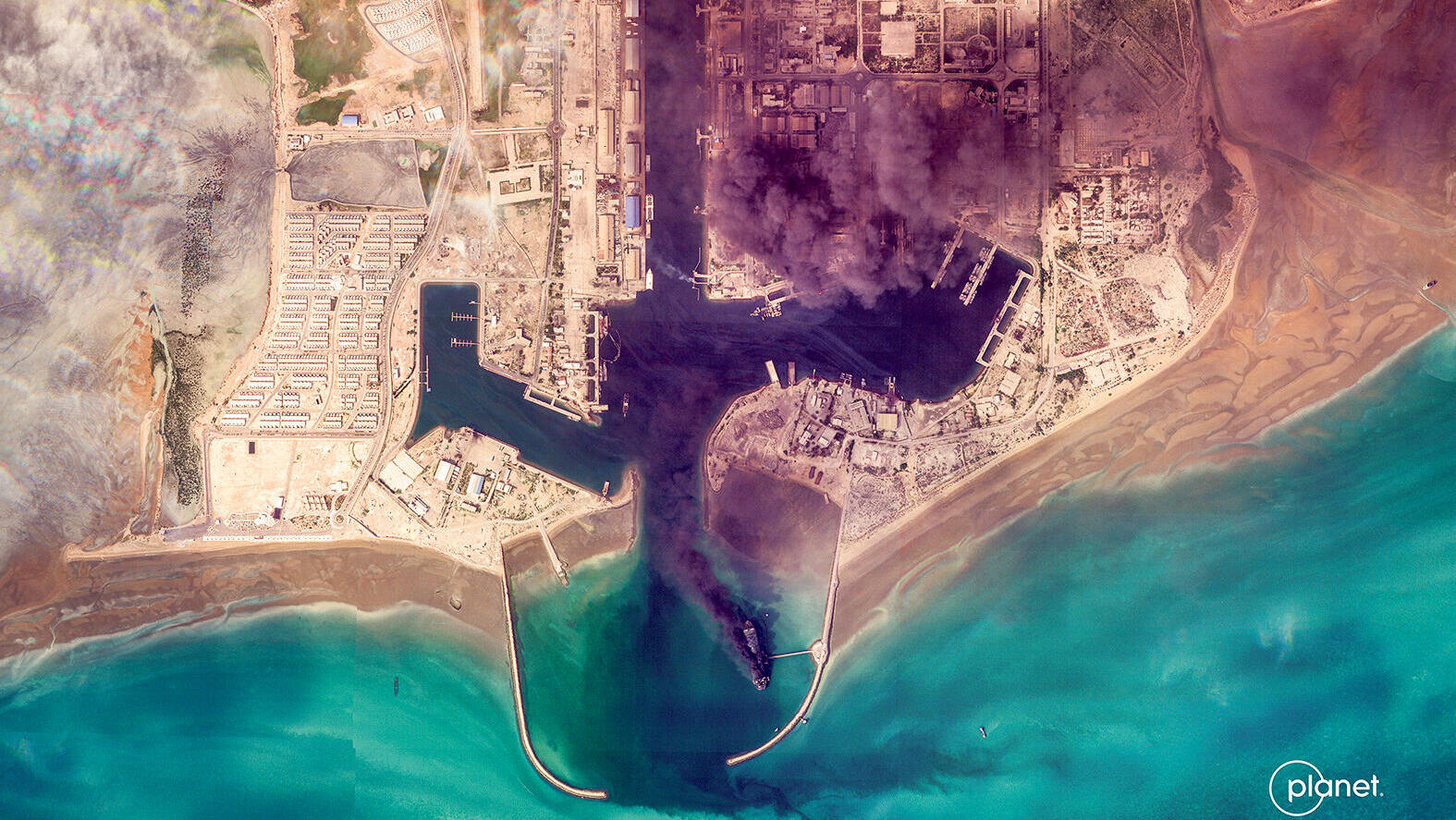 עשן ב מצר הורמוז שמרתיע את הספינות מלהגיע