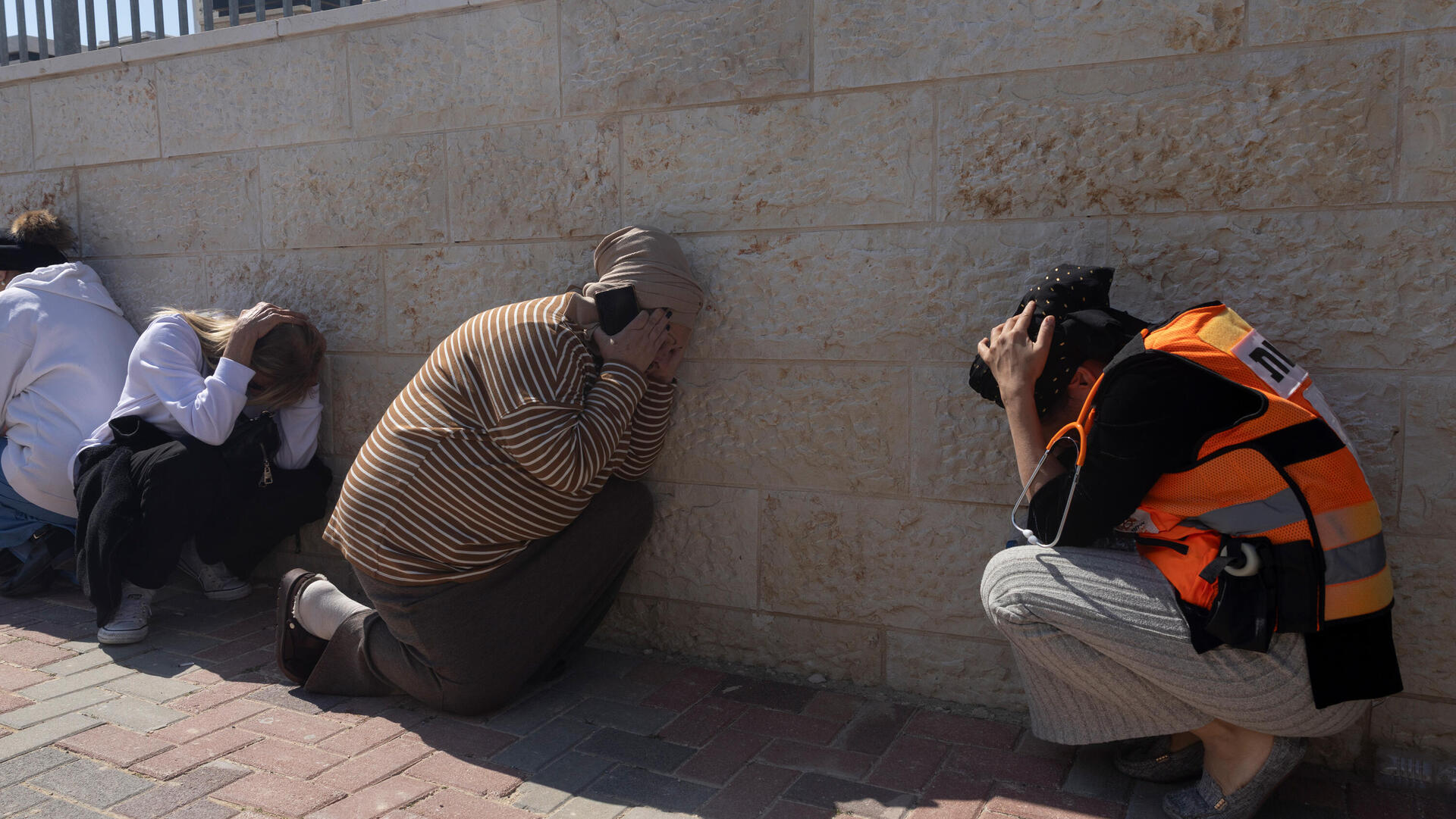 ישראלים מתחבאים בזמן אזעקה 3.3.26 שאגת הארי מלחמה עם איראן