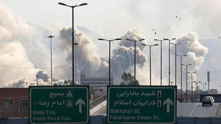 עשן לאחר תקיפה ישראלית אמריקאית בבירת איראן טהרן